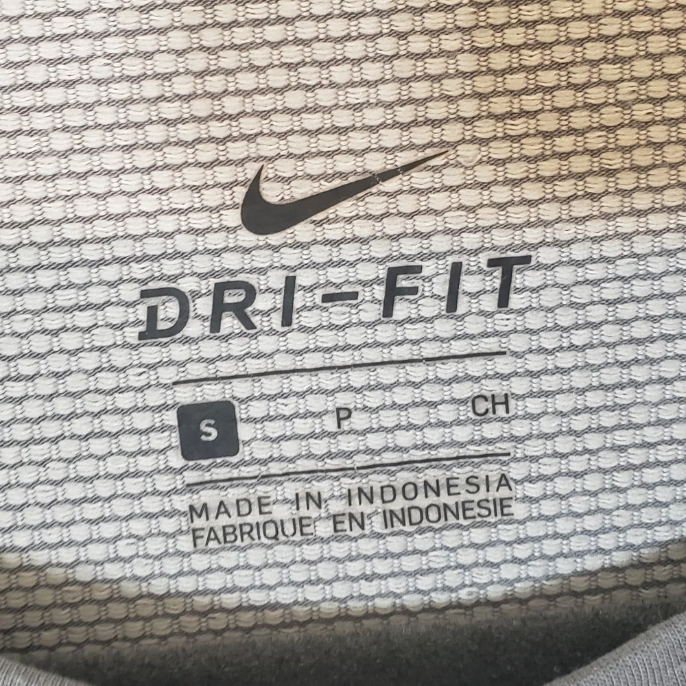 Nike Dri Fit Training Top Long Sleeve Gray Size Small JUST DO IT On Rear Waist